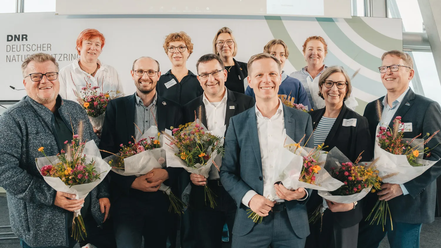 Das neu gewählte DNR-Präsidium: v.l.n.r.: Thomas Schröder, Melanie Grimm, Jan Peters, Martina Schaub, Adrian Johst, Silvie Kreibiehl, Kai Niebert, Felicia Graubner, Carolin Schenuit, Heike Vesper, Jörg-Andreas Krüger